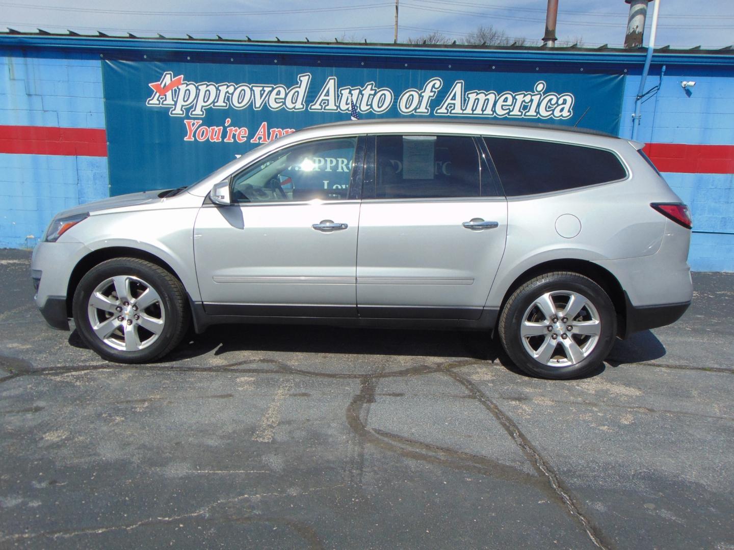 2017 Silver Chevrolet Traverse (1GNKVJKD9HJ) with an V6 3.6 Liter engine, Automatic, 6-Spd transmission, located at 2105 Dixie Hwy, Louisville, KY, 40210, (502) 772-3333, 38.220932, -85.795441 - Photo#0